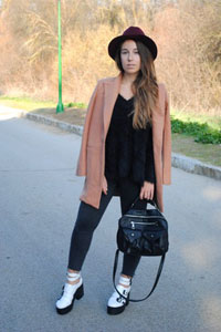 ансамбли с бордовой шляпой